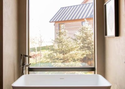 Bath tub - clear glass window